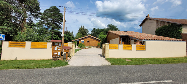 Vue de l'entrée de la propriété en étant en face.