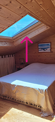 La fenêtre de toit et le volet roulant sont électriques.